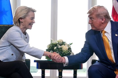 EU-Kommissionspräsidentin Ursula von der Leyen (l.) hat mit Donald Trump telefoniert