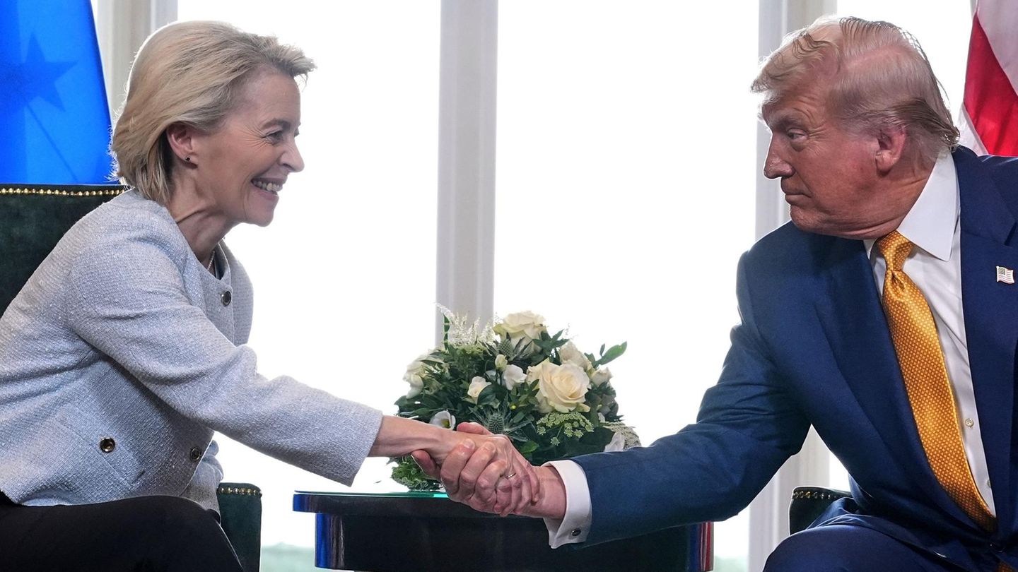 EU-Kommissionspräsidentin Ursula von der Leyen (l.) hat mit Donald Trump telefoniert