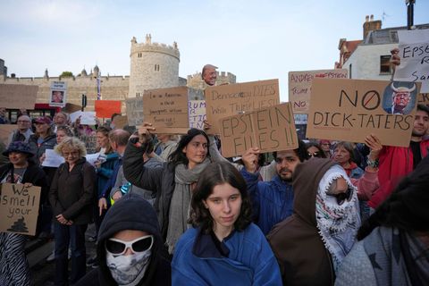 Vor der Ankunft von US-Präsident Trump versammelten sich Demonstranten. (Archivbild) Foto: Kin Cheung/AP/dpa
