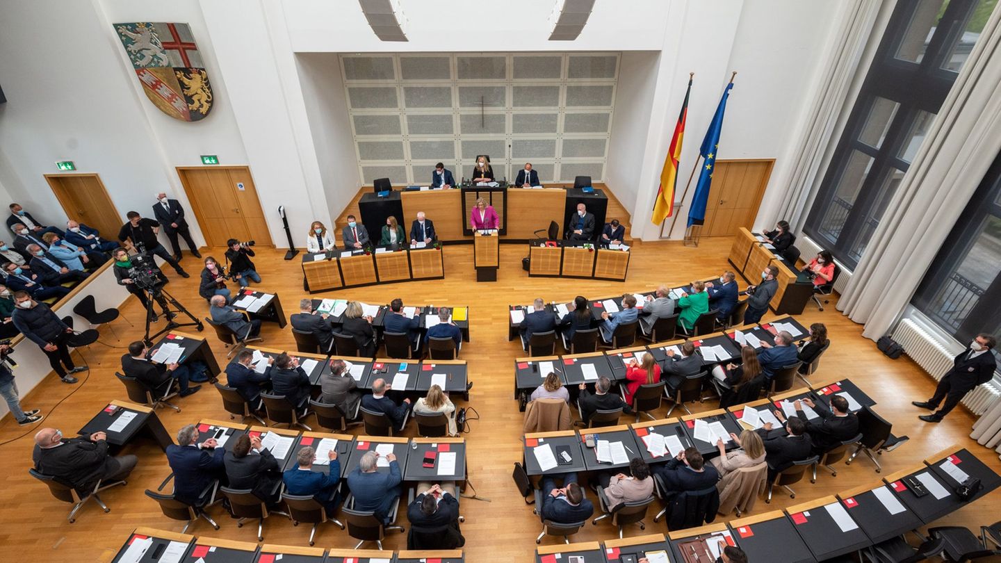 Der Saar-Landtag berät auch über Verfassungsänderungen. (Archivbild) Foto: Harald Tittel/dpa