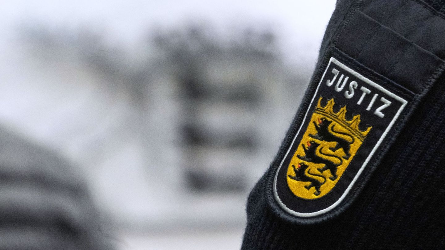 Das angefahrene Opfer liegt seit der Tat im Oktober 2023 im Wachkoma. (Symbolbild) Foto: Marijan Murat/dpa