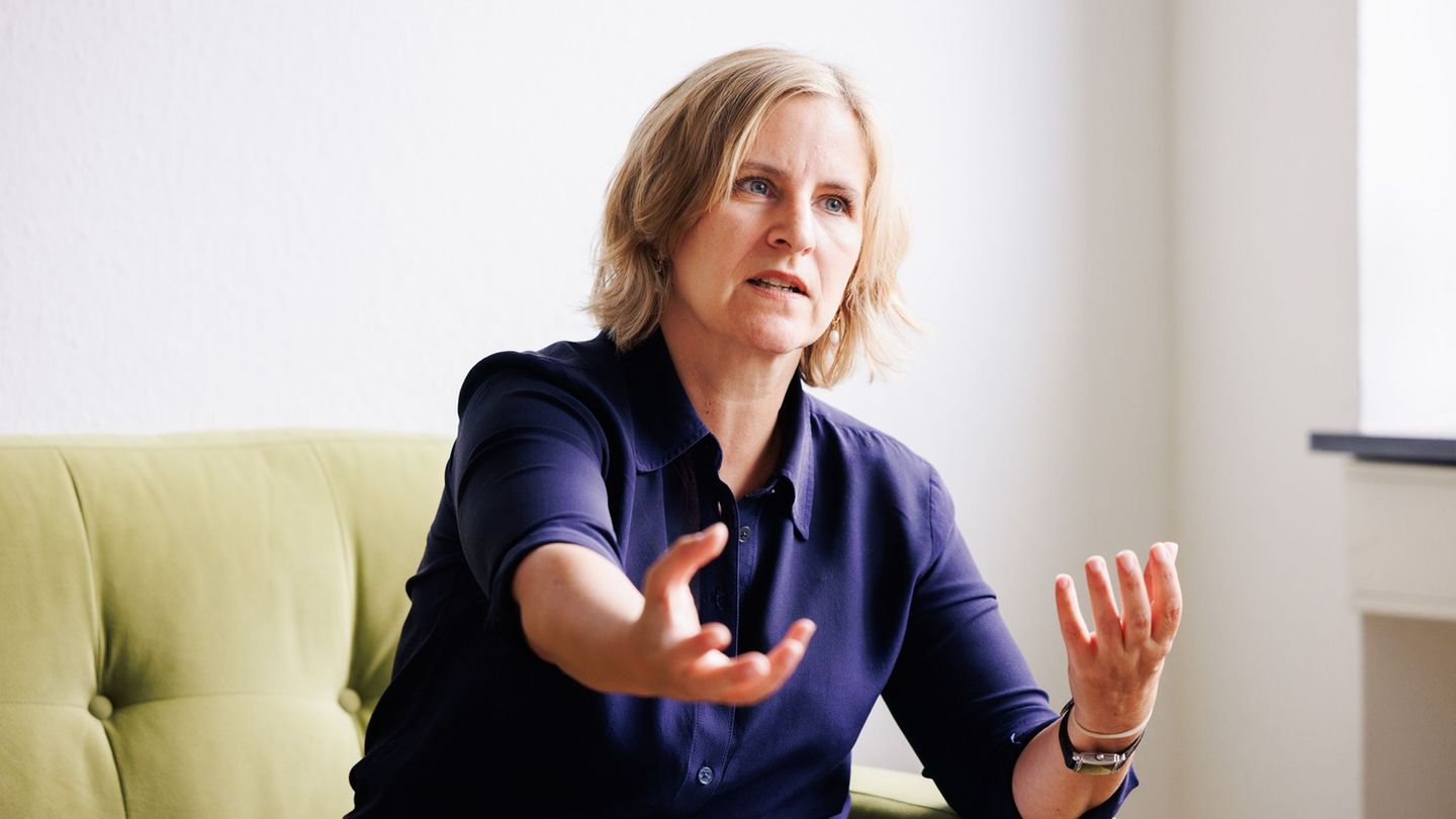 Die rheinland-pfälzische Verkehrsministerin Katrin Eder (Grüne) macht sich für eine gesicherte Finanzierung des Deutschlandticke