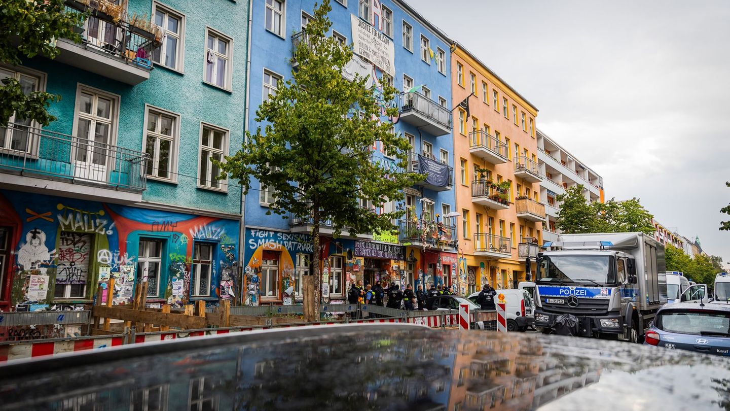Polizeikräfte sind in der Rigaer Straße in Berlin-Friedrichshain im Einsatz. (Archivbild) Foto: Christoph Soeder/dpa