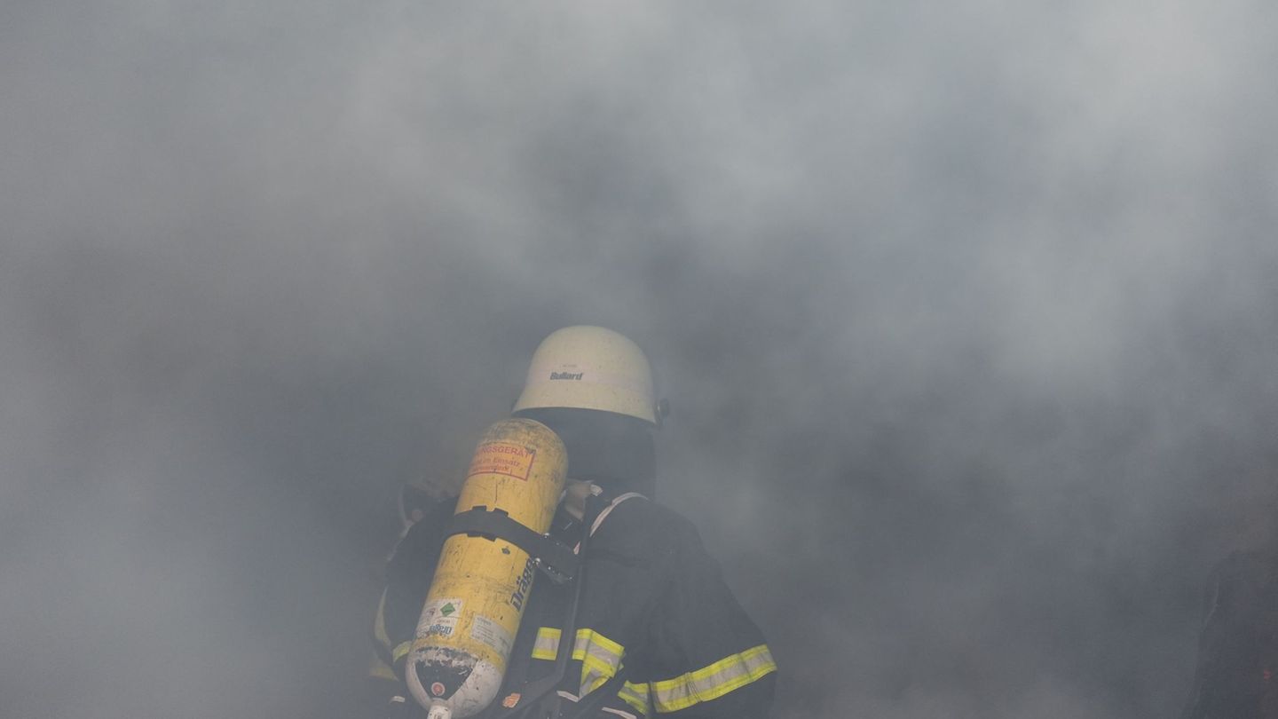 In den frühen Morgenstunden löscht die Feuerwehr noch immer. (Symbolbild) Foto: Marcus Brandt/dpa