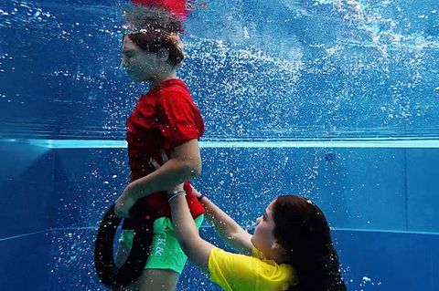 Die Kinder im Freibad reagierten blitzschnell und griffen beherzt zu
