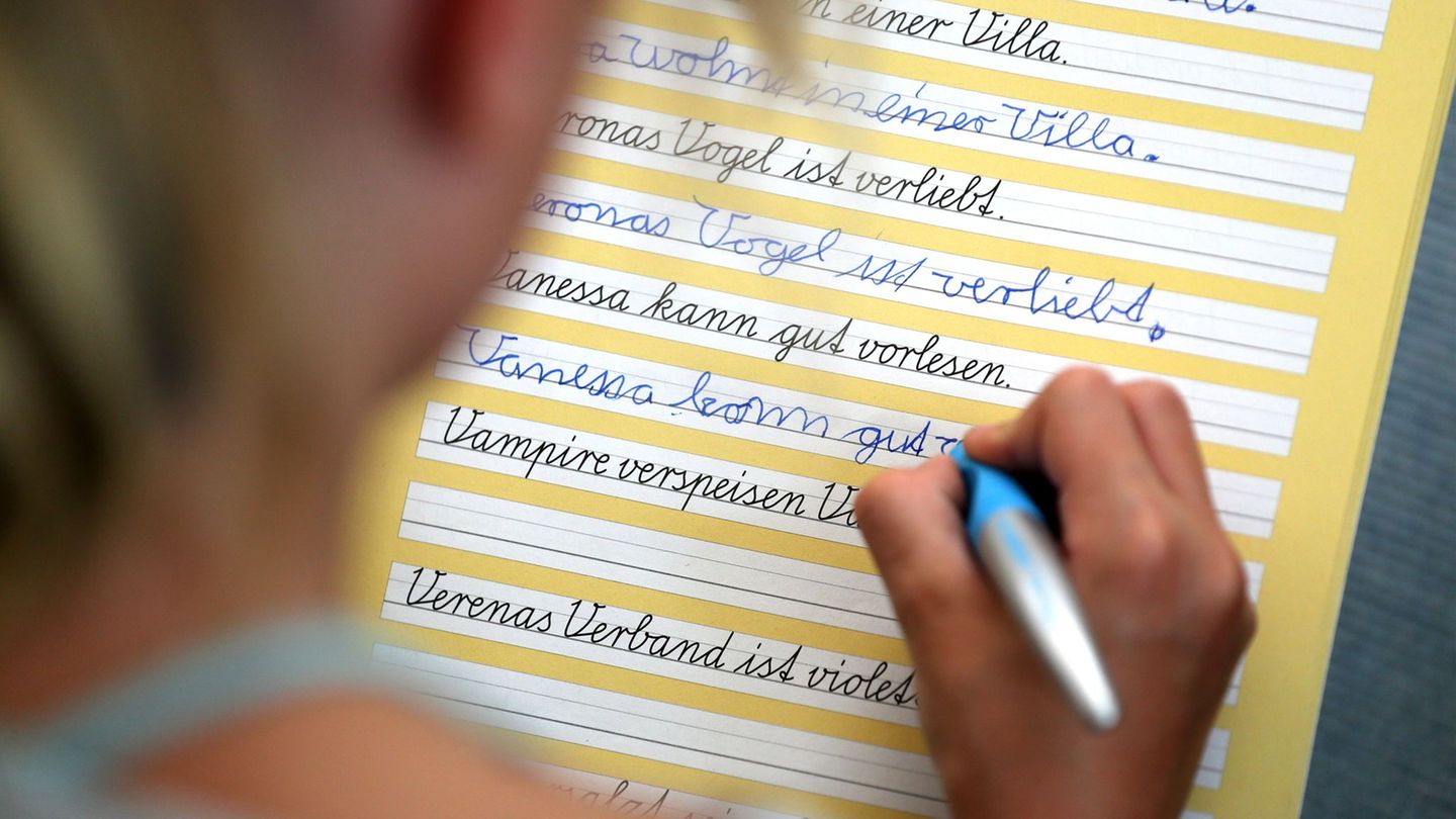Bayern testet, ob das Erlernen der Schreibschrift in der Grundschule noch nötig ist. (Symbolbild) Foto: Jan Woitas/dpa-Zentralbi