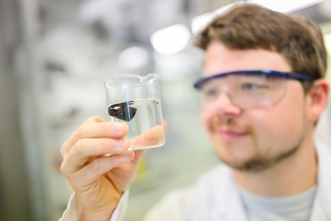 "Im Idealfall bleiben nur Kohlendioxid und Wasser übrig": Chemiker Dennis Kollofrath hat ein Hydrogel entwickelt, das Mikroplast