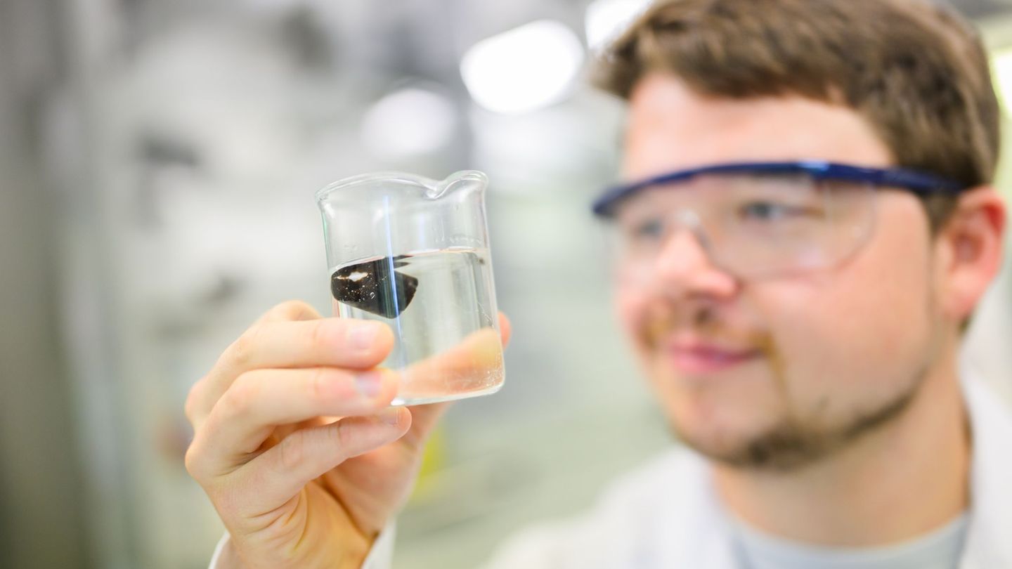 "Im Idealfall bleiben nur Kohlendioxid und Wasser übrig": Chemiker Dennis Kollofrath hat ein Hydrogel entwickelt, das Mikroplast