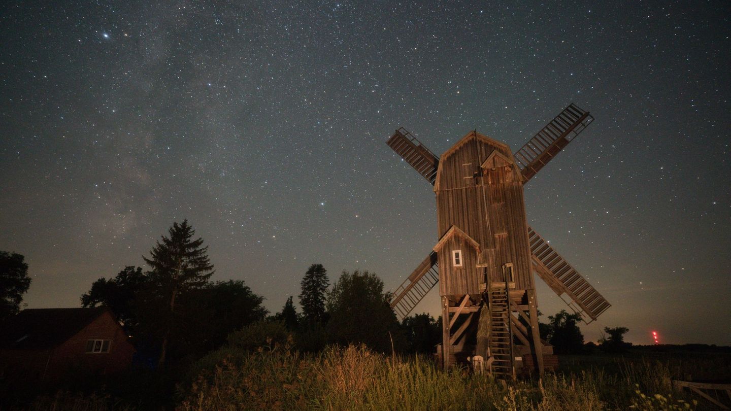 Die Bockwindmühle in Wanzer ist ein beliebtes Motiv für Sternenfotografen. (Archivbild) Foto: Simon Kremer/dpa