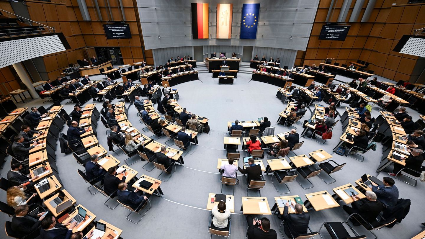 Die Regierungskoalition aus CDU und SPD hat einer aktuellen Umfrage zufolge keine Mehrheit mehr. Das Abgeordnetenhaus wird in ei