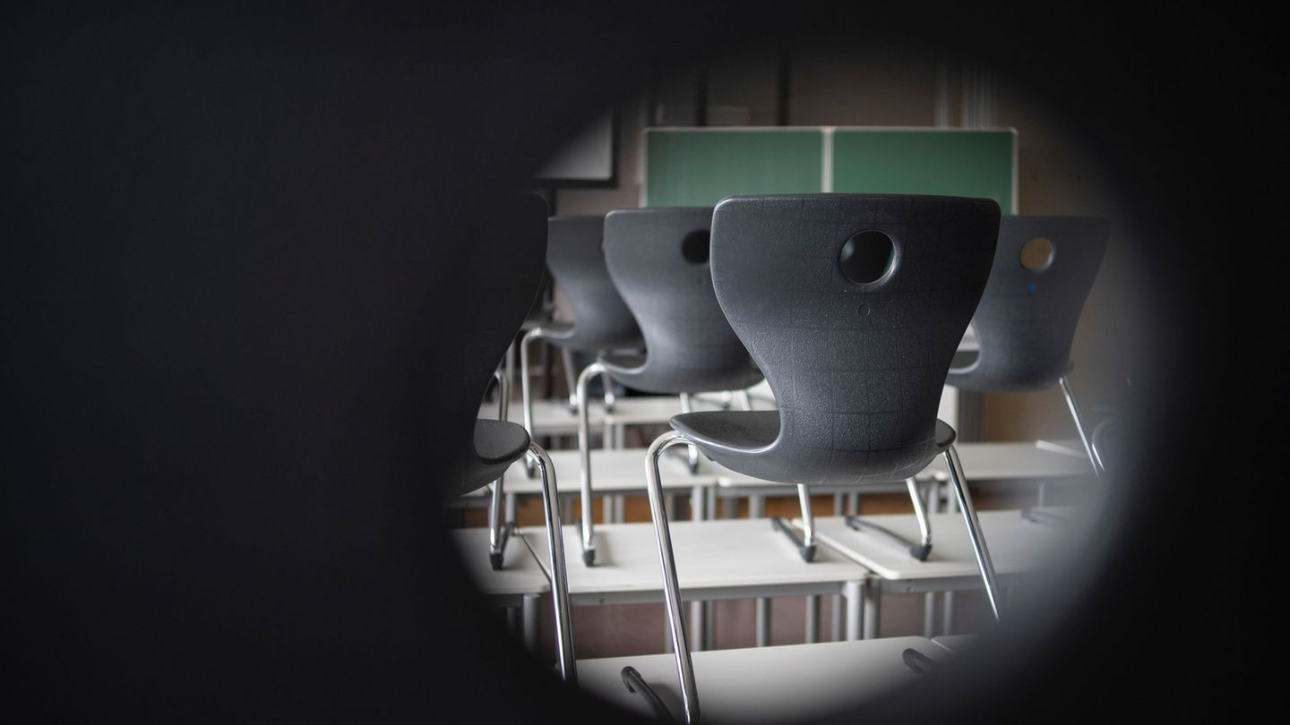 Im Jahr 2024 wurden an Schulen und Hochschulen in NRW 452 rechtsextreme Vorfälle registriert. (Illustration) Foto: Marijan Murat