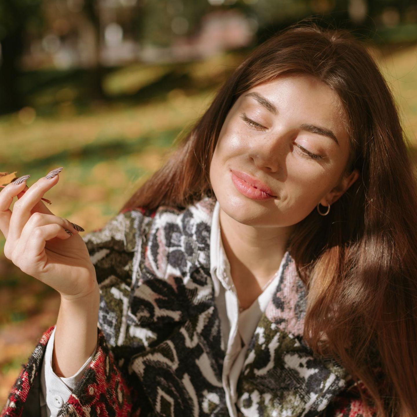 Eine Frau genießt die Sonne im Park (Symbolbild Wetter)