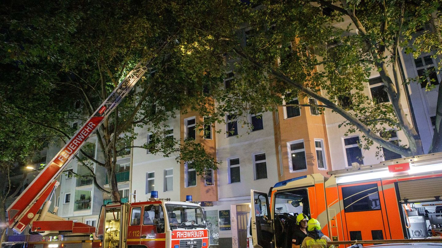 In der Motzstraße in Schöneberg ist der Dachstuhl eines Wohnhauses in Brand geraten, verletzt wurde niemand. Foto: Julius-Christ
