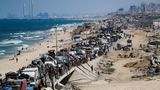 Gaza-Stadt, Gaza. Nach dem Start einer Bodenoffensive der israelischen Armee fliehen etliche binnenvertriebene Palästinenser in einem großen Konvoi aus Gaza-Stadt. Im Hintergrund die Trümmer der Ruinen der größten Stadt im Gaza-Streifen