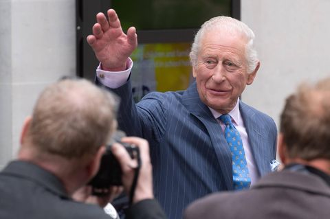König Charles III. winkt