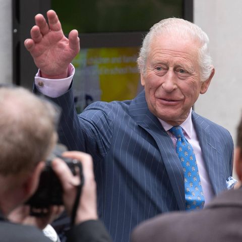 König Charles III. winkt
