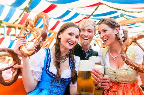Frauen tragen Dirndl auf dem Oktoberfest.