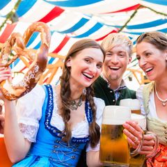 Frauen tragen Dirndl auf dem Oktoberfest.