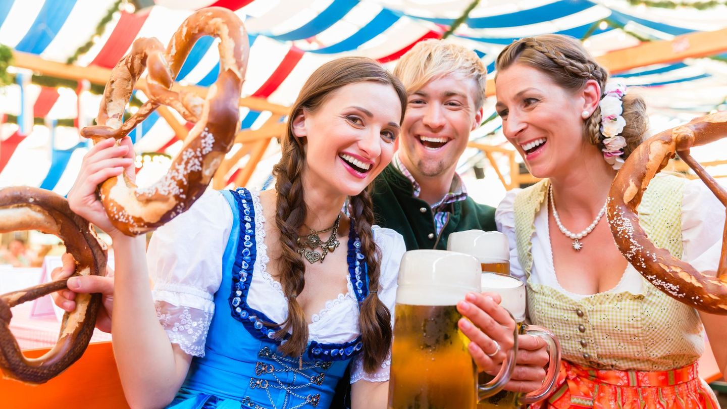 Frauen tragen Dirndl auf dem Oktoberfest.