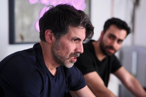 "Unter uns": Baris (r.) erkennt berührt, wie tief Ferhats (l.) Gefühle für Ute sind.