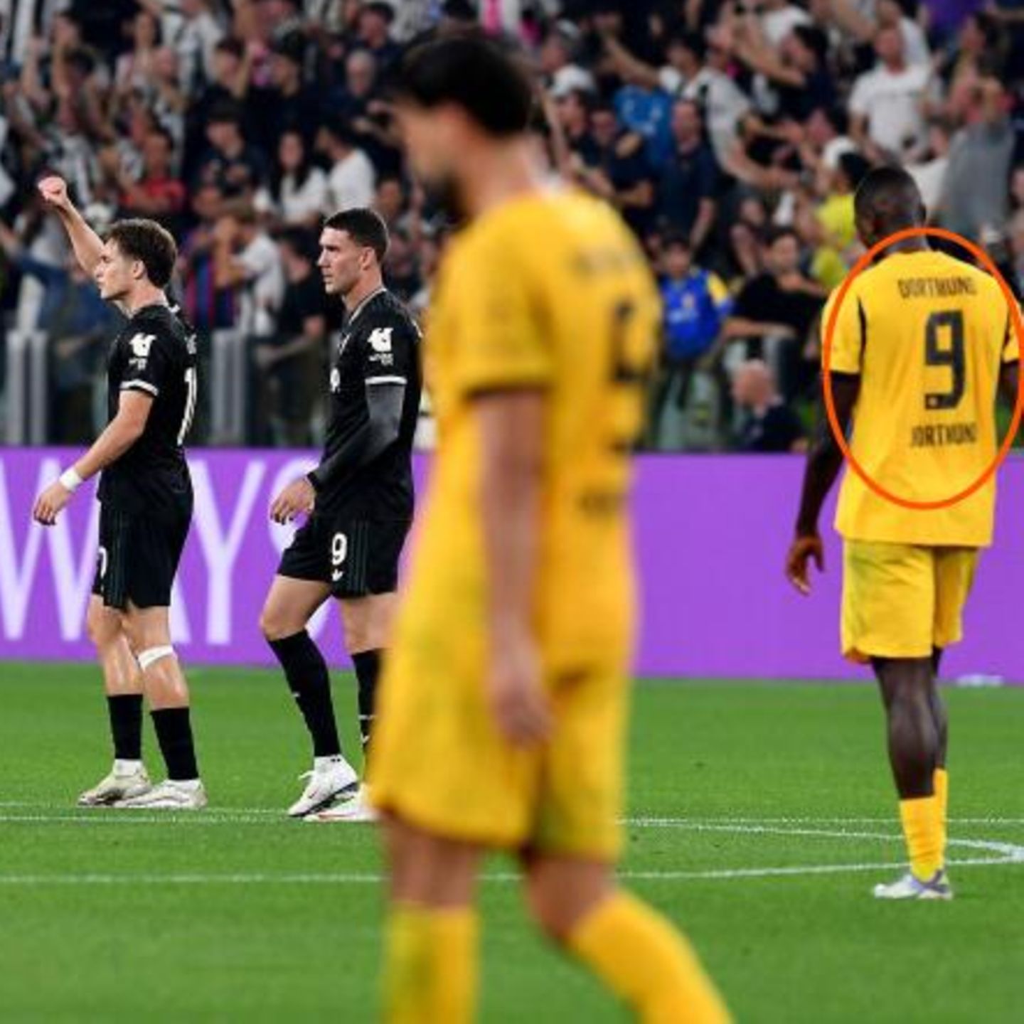 Guirassys Trikot (rotes Oval) gab im Spiel des BVB gegen Juventus Turin Rätsel auf