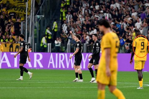 Guirassys Trikot (rotes Oval) gab im Spiel des BVB gegen Juventus Turin Rätsel auf