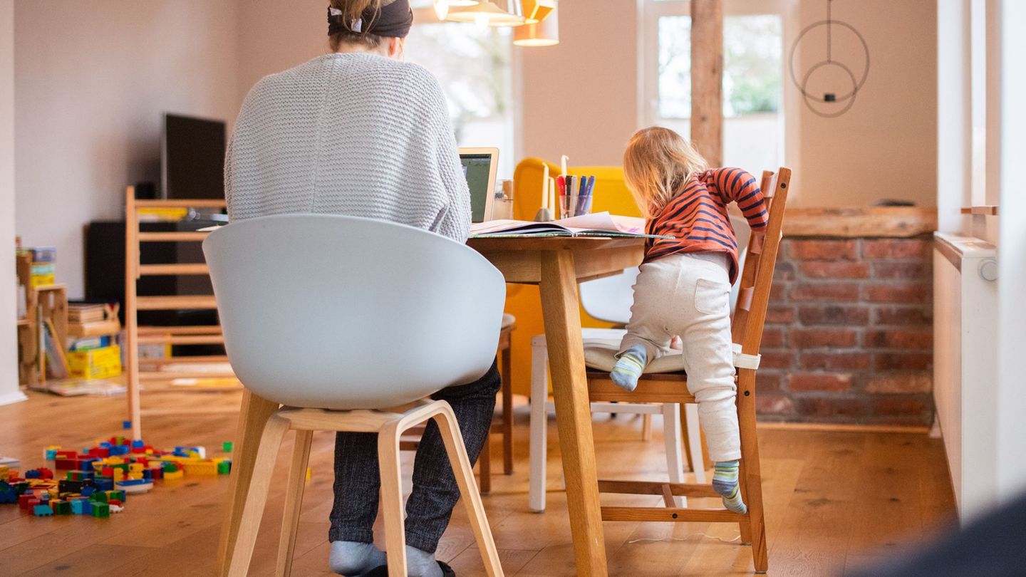 Beruf und Familie vereinen? Oft ein Spagat. (Symbolbild) Foto: Julian Stratenschulte/dpa/dpa-tmn