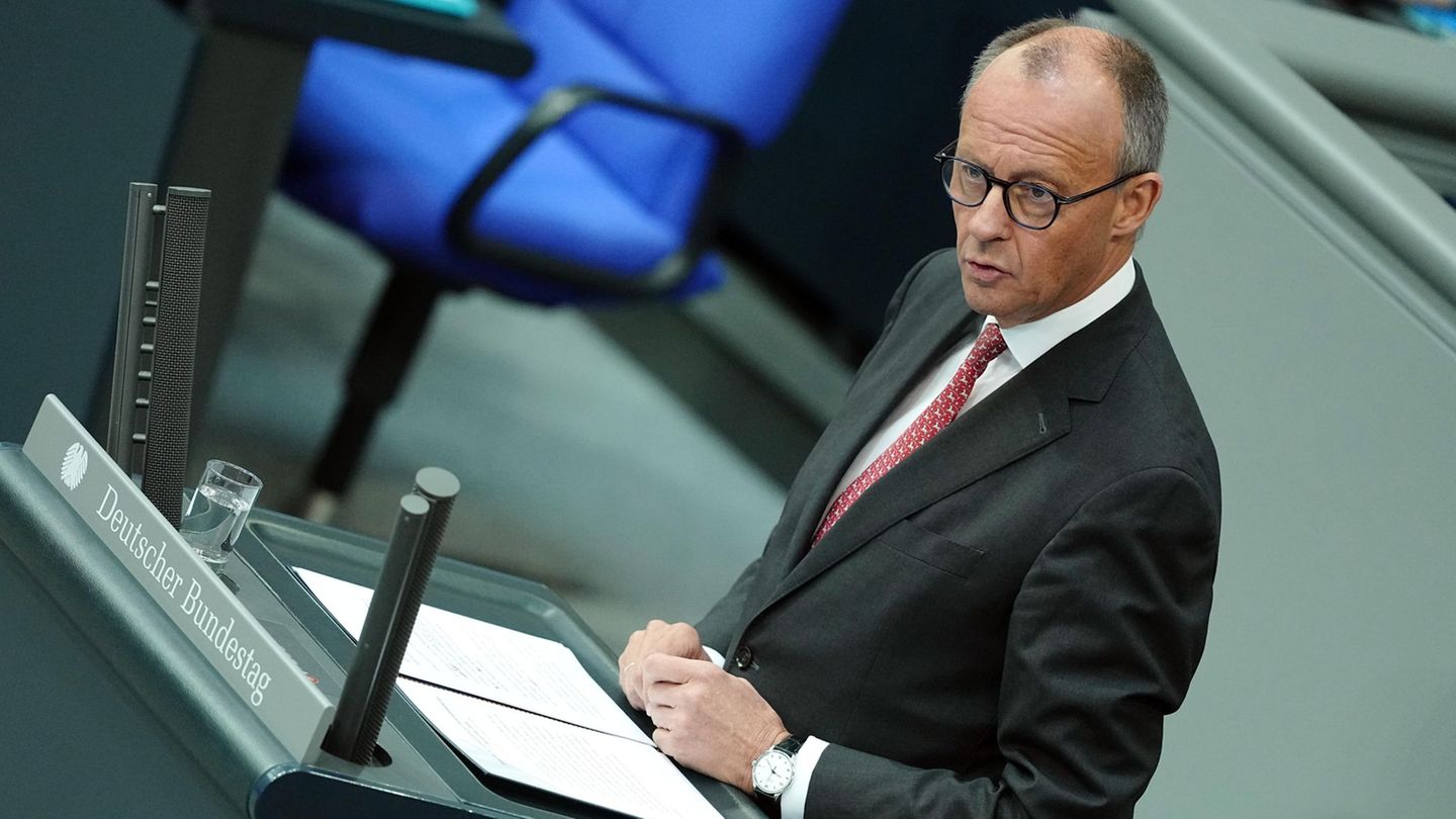 Kanzler Friedrich Merz (CDU) in der Generalaussprache über den Haushalt im Bundestag