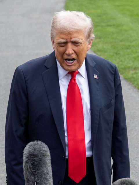 Trump und König Charles III. geben die Hände