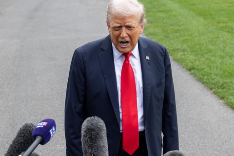 Trump und König Charles III. geben die Hände