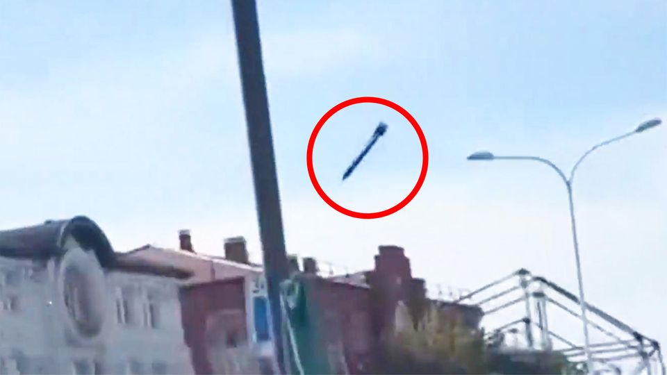 Das Dach einer Universität fliegt in die Luft.