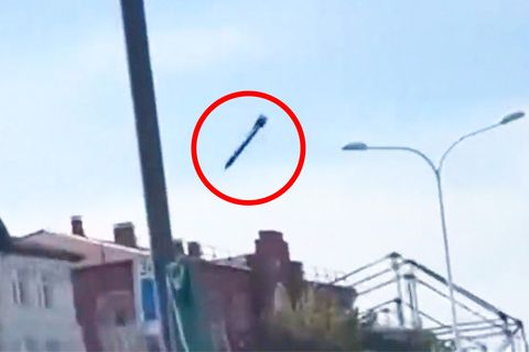 Das Dach einer Universität fliegt in die Luft.