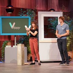 Bianca und Malte Fürstenberg präsentieren den Löwen ihren Tür- und Fensterstopper