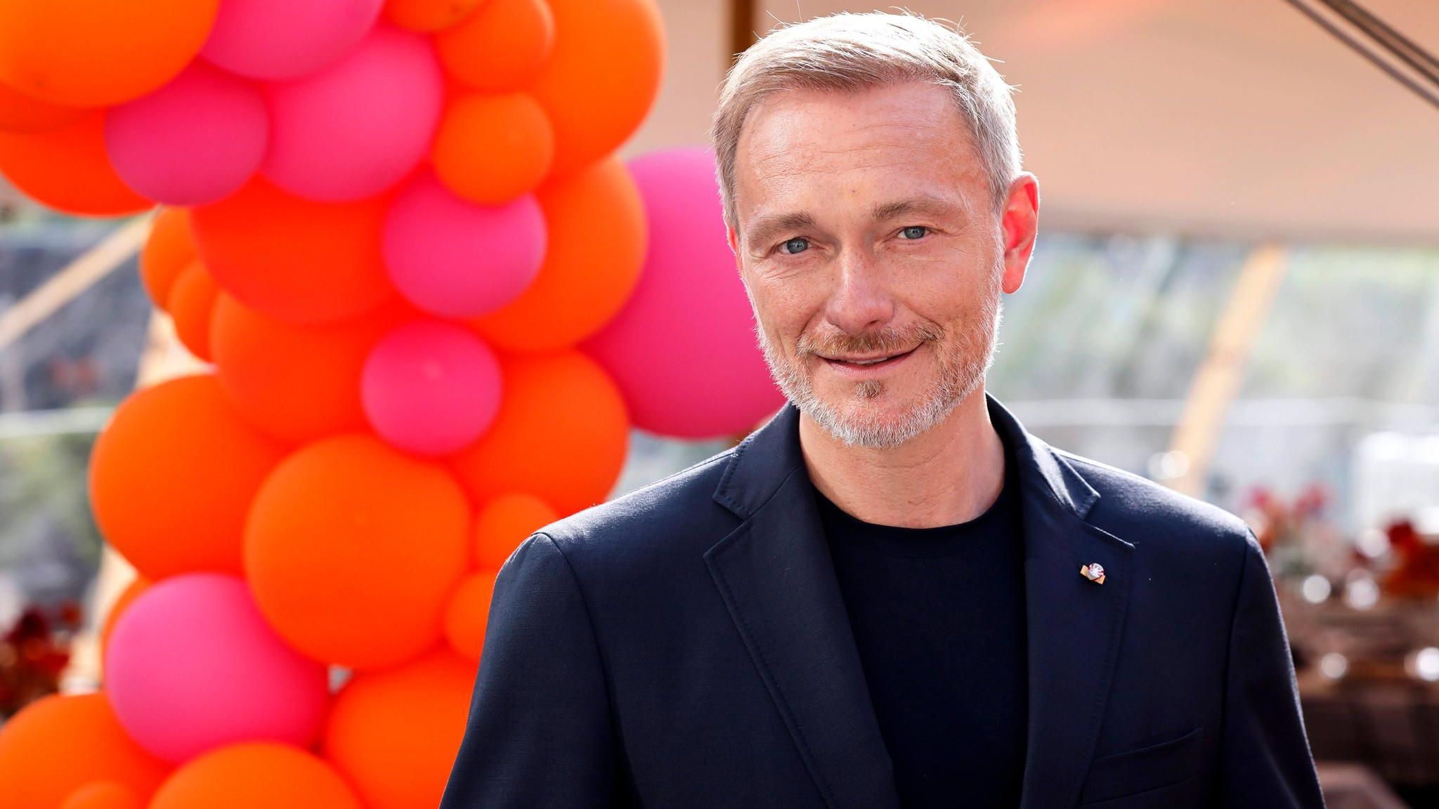 Bitte lächeln: Christian Lindner, 46, beim "Women on Top"-Event im Juni in Düsseldorf Bitte lächeln: Christian Lindner, 46, beim "Women on Top"-Event im Juni in Düsseldorf