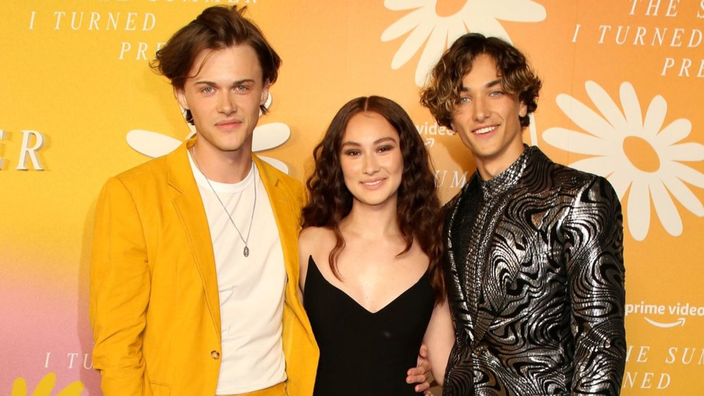 Christopher Briney (l.), Lola Tung und Gavin Casalegno sind durch die Romanze "Der Sommer, als ich schön wurde" weltweit bekan