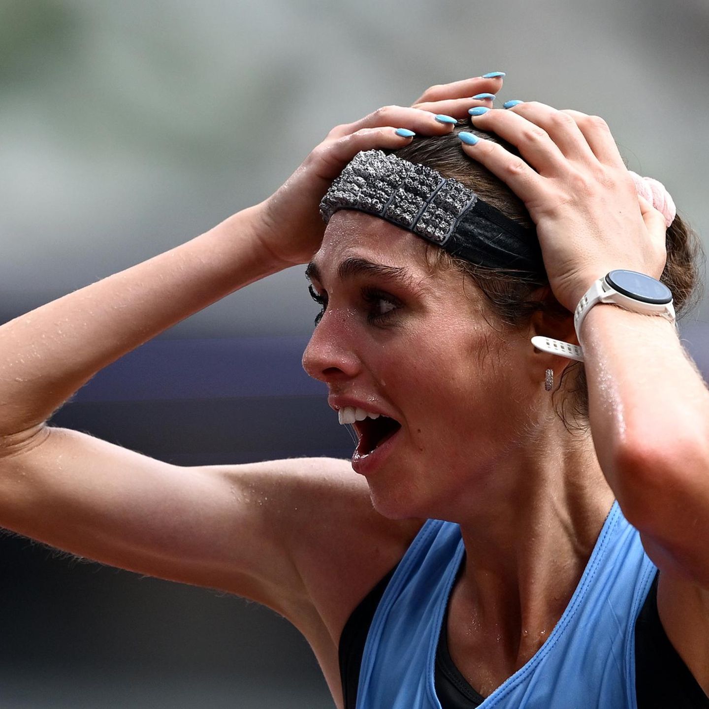 Marathonläuferin Julia Paternain greift sich bei der Leichtathletik-WM ungläubig an den Kopf