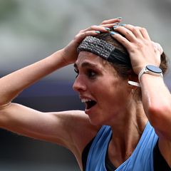 Marathonläuferin Julia Paternain greift sich bei der Leichtathletik-WM ungläubig an den Kopf