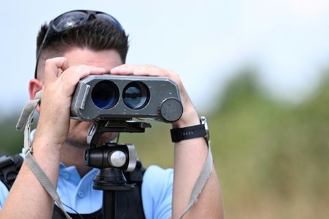 Polizist an Kamera