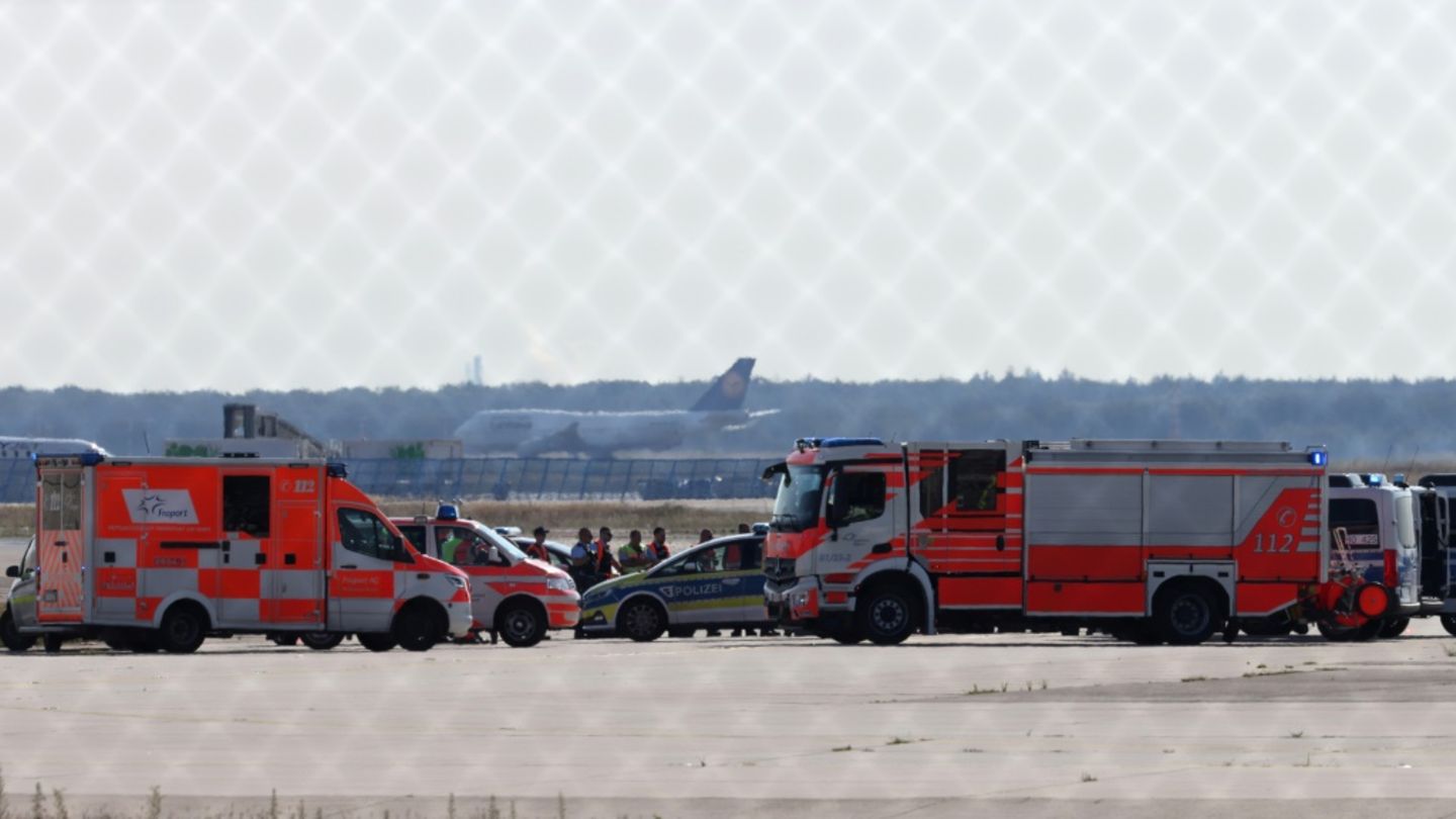 Polizei und Feuerwehr im Einsatz am Flughafen Frankfurt