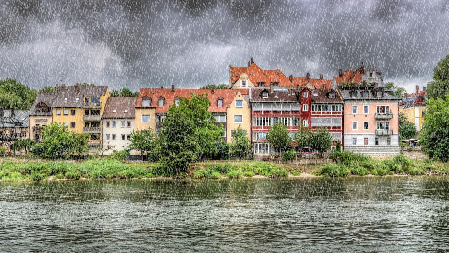 Regensburger Häuser an der Donau im schweren Regen: Haben Sie alle eine gute Wohngebäudeversicherung?