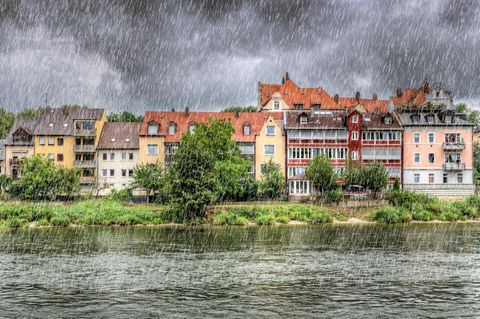 Regensburger Häuser an der Donau im schweren Regen: Haben Sie alle eine gute Wohngebäudeversicherung?