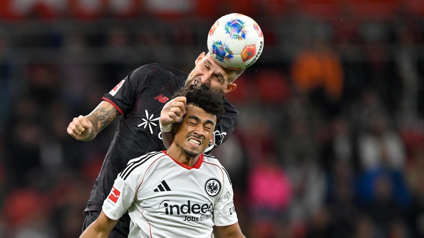 Fußball Robert Andrich und Nathaniel Brown beim Kopfballduell