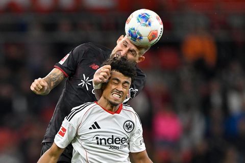 Fußball Robert Andrich und Nathaniel Brown beim Kopfballduell