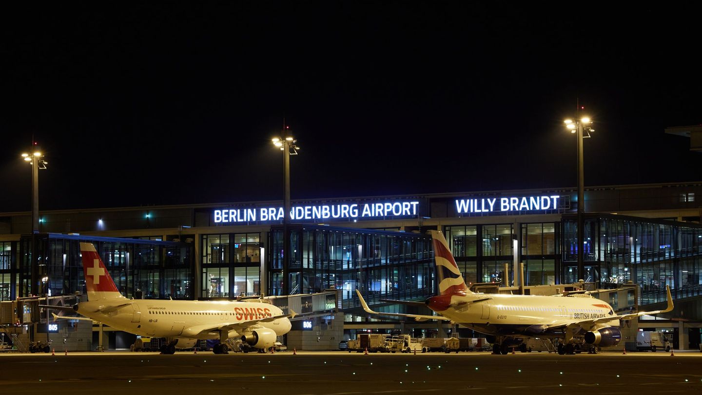 Zwischen Mitternacht und 5.00 Uhr ruht der reguläre Flugbetrieb am BER. (Archivbild) Foto: Jörg Carstensen/dpa