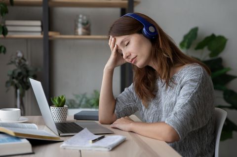 Ständig Nachrichten, aber keine Stille: Junge Frau am Computer