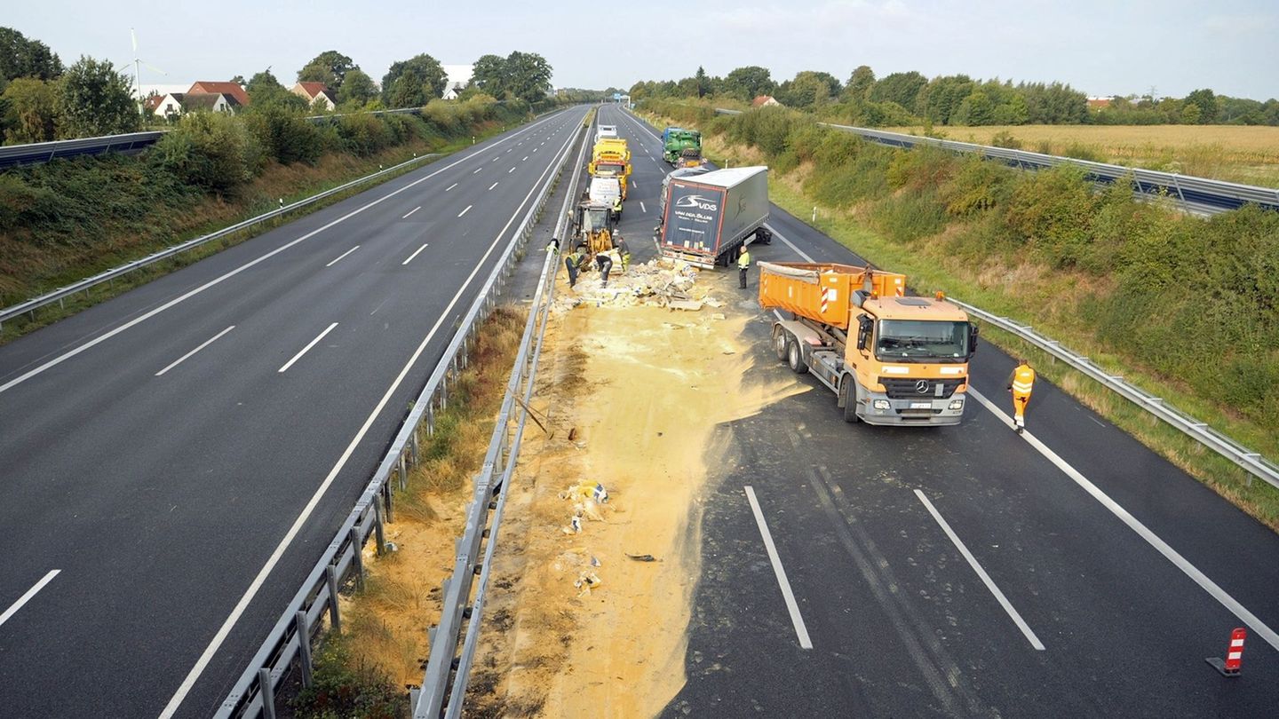 Der Lastwagen hat seine Ladung auf der Autobahn 1 verloren. Foto: Jörn Hüneke/dpa
