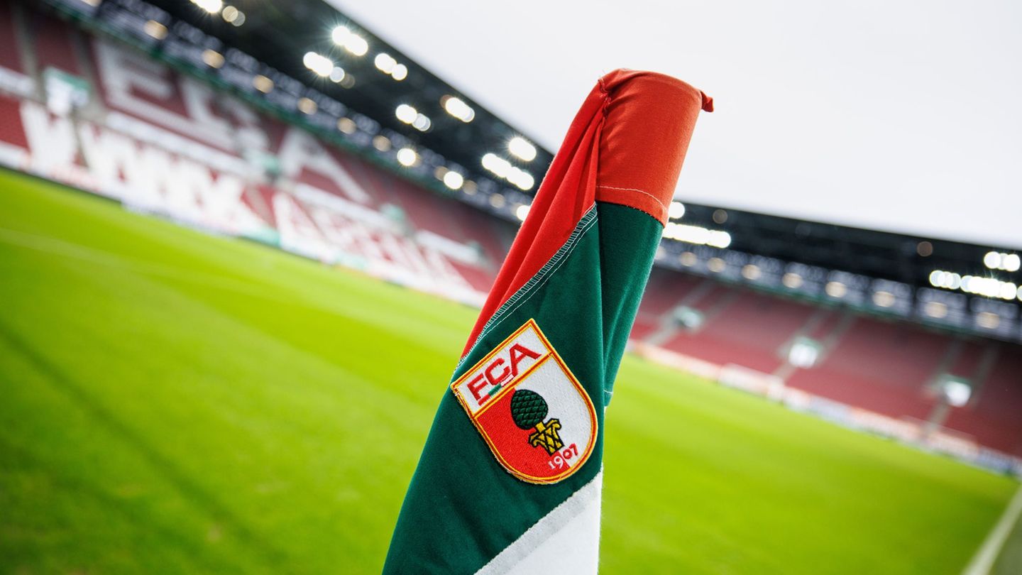 Der FC Augsburg bindet ein Mittelfeldtalent langfristig an den Verein. (Archivbild) Foto: Matthias Balk/dpa