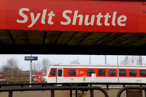 Es kann auf der Strecke nach Sylt noch mehrere Tage zu Verzögerungen kommen. (Archivbild) Foto: Carsten Rehder/dpa