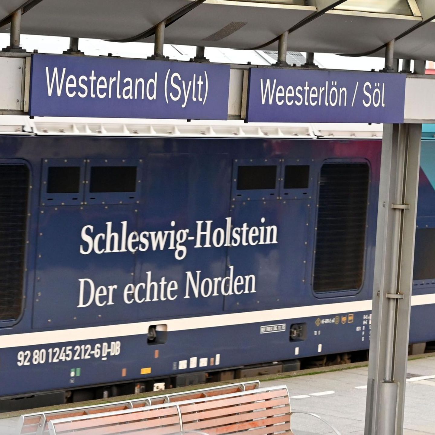 Eine kaputte Weiche zwischen Niebüll und Westerland behindert den Bahnverkehr von und nach Sylt. Zwischen 5.45 Uhr und 9.30 Uhr konnten am Mittwoch keine Züge fahren, auch die Autozüge waren betroffen. Im Laufe des Vormittags wurde der Zugverkehr eingeschränkt wieder aufgenommen. Weil die Weiche umfangreich repariert werden muss, ist nur ein eingleisiger Zugbetrieb möglich. Bis zum 20. September kann es nach Angaben der Deutschen Bahn noch zu Einschränkungen kommen.