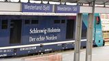 Eine kaputte Weiche zwischen Niebüll und Westerland behindert den Bahnverkehr von und nach Sylt. Zwischen 5.45 Uhr und 9.30 Uhr konnten am Mittwoch keine Züge fahren, auch die Autozüge waren betroffen. Im Laufe des Vormittags wurde der Zugverkehr eingeschränkt wieder aufgenommen. Weil die Weiche umfangreich repariert werden muss, ist nur ein eingleisiger Zugbetrieb möglich. Bis zum 20. September kann es nach Angaben der Deutschen Bahn noch zu Einschränkungen kommen.